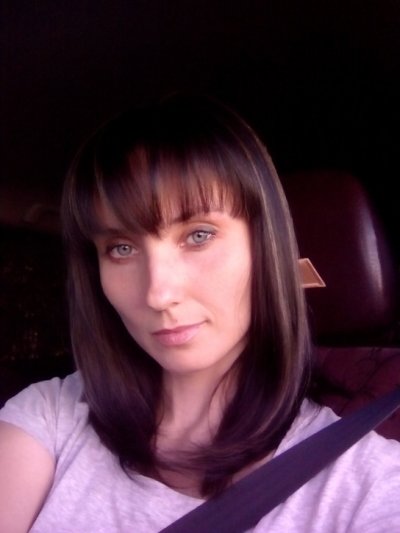 Темноволосая красотка показала свои прелести и пушистую киску