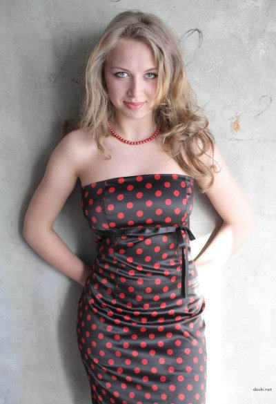 Красивая девушка с обворожительным бюстом показывает свои прелести