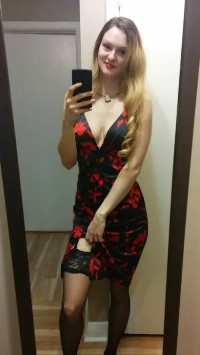 Красотка наслаждается, когда незнакомцы удовлетворяют ее