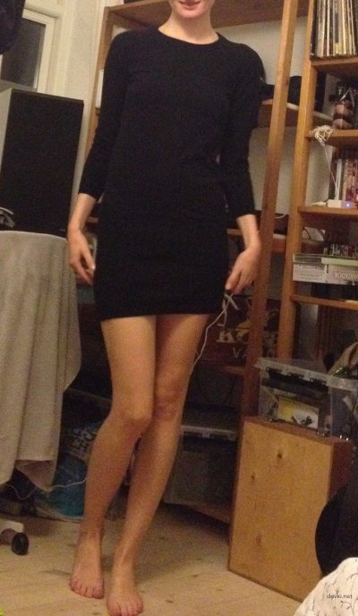 Засовывает задницу анальный дилдо