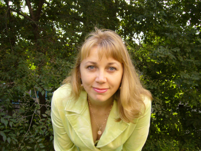 Погружается в наслаждение, теребя свою прелесть с неистовством