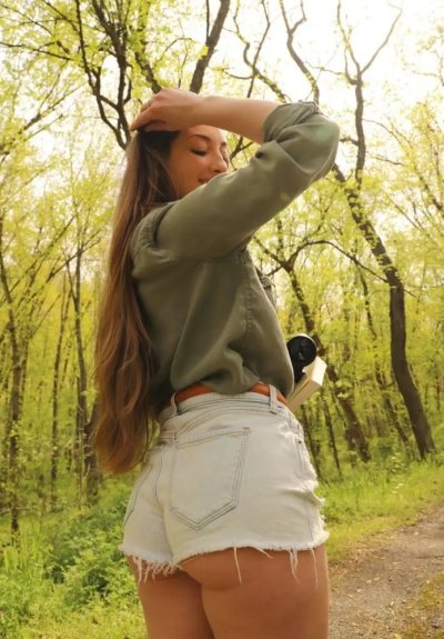 Девушка с крупными силиконовыми грудями - сексуальный шедевр!