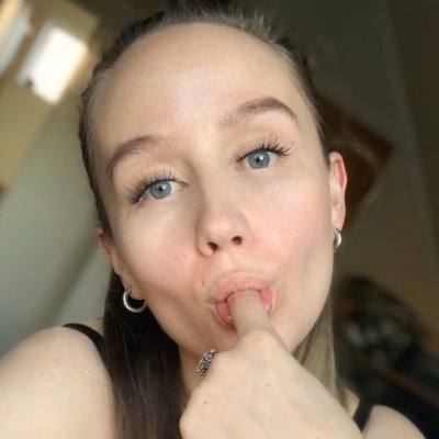 Сексуальная красотка с длинными волосами любит делать возбуждающие фото