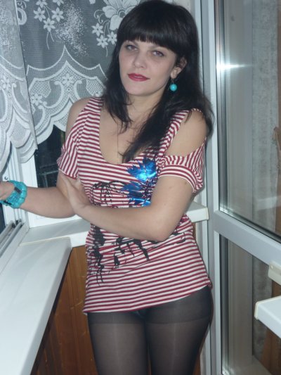 Нежная русская дама без нижнего белья широко раскрывает свои прелести