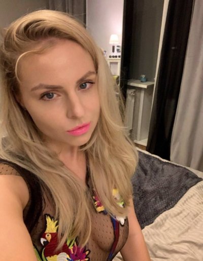 Изображения обнаженной дамы с дерзкой задницей в сети