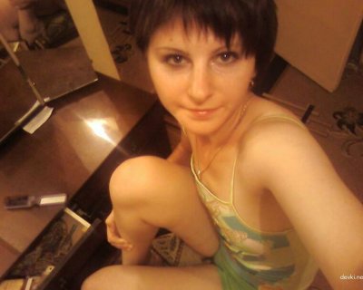 Нежная красотка с маленькой грудью оголяет свое тело