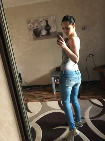 Горячая красотка показывает свои соблазнительные татуировки на соблазнительных снимках