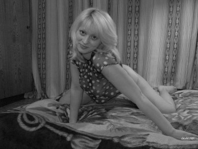 Развратная белокурая красотка нежно гладит интимное место