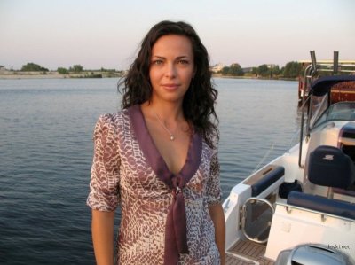 Девица раздевается на лавочке - горячее шоу!