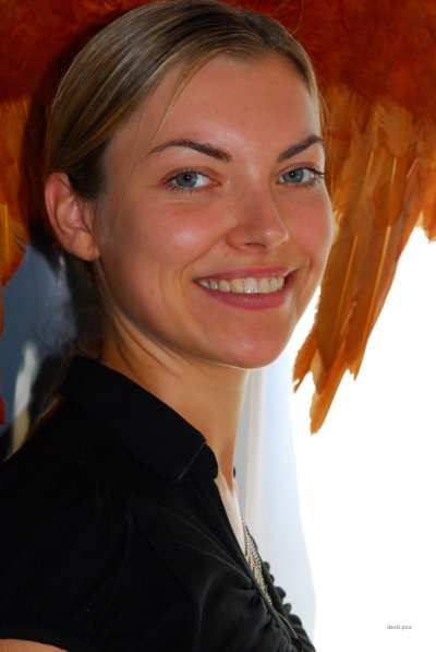 Веселая худенькая подружка разделась до гола!