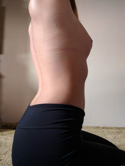 Девушка демонстрирует спинкой свою интимную зону