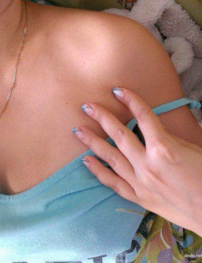 Девушка демонстрирует свои прелести