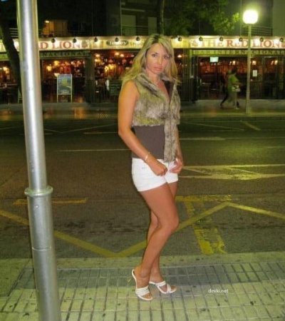 Веселая блондиночка сосет членик