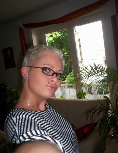 Опытная блондинка наслаждается двойным вторжением в свою промежность