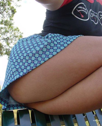 Запечатлела свою прелесть на улице: откровенные уличные снимки