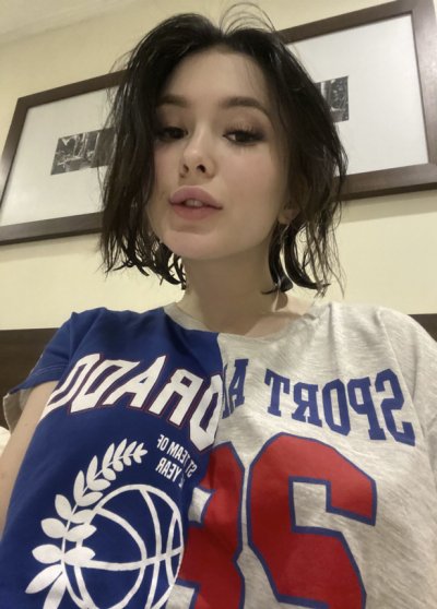 Молоденькая обнаженная красотка демонстрирует свои великолепные формы