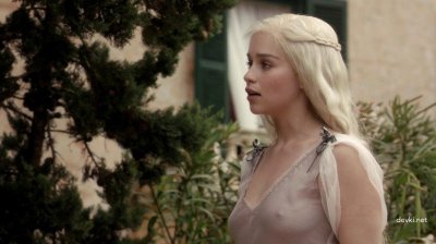 Раздетая Эмилия Кларк: горячие фото и видео!