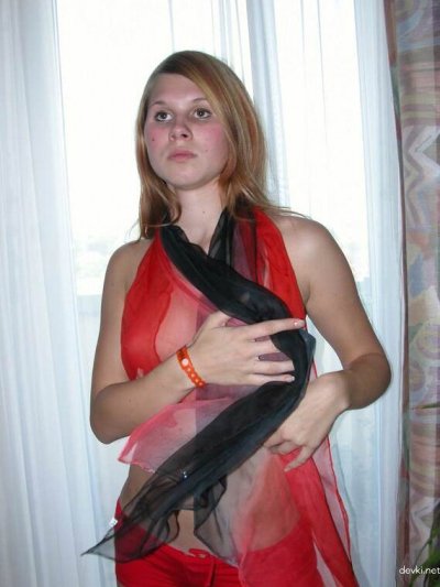 Девушка показывает свои прелести в коротких штанишках