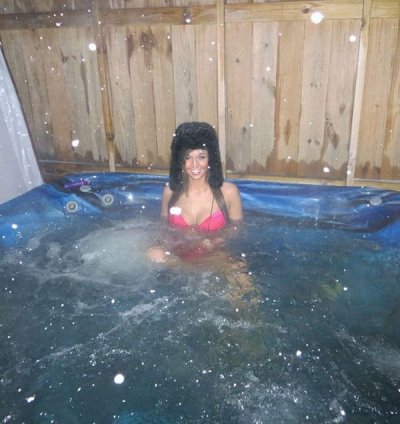 Девчонка мастурбирует зимой в разогретом джакузи