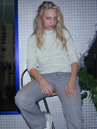 Горячая блондиночка в действии! 🌶️