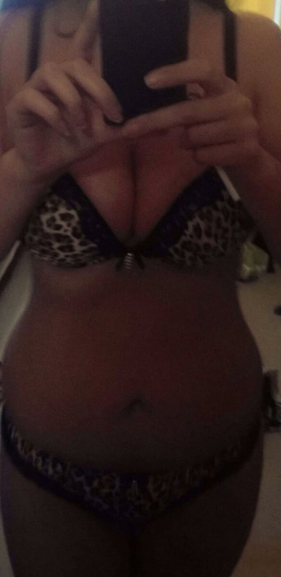 Поделилась интимными снимками с мобильного.