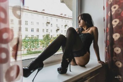 Девушка с гордостью демонстрирует свои шикарные формы!