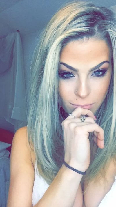 Сексуальная блондинка в отличной форме демонстрирует свои прелести