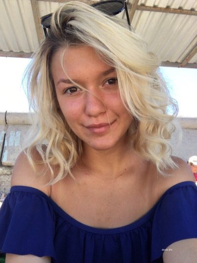 Интимные снимки соблазнительной блондинки с гладко выбритой зоной.