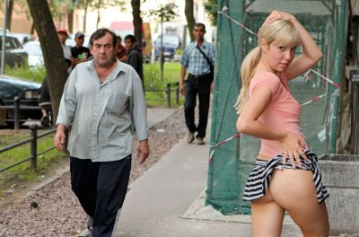 Блондинка с пушистой красотой позирует обнаженной для вас