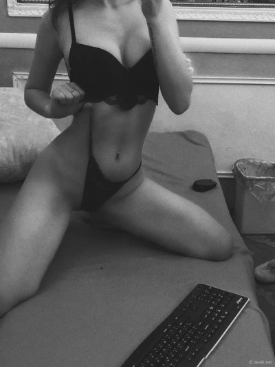 Горячая шатенка знает, что заинтересует нас