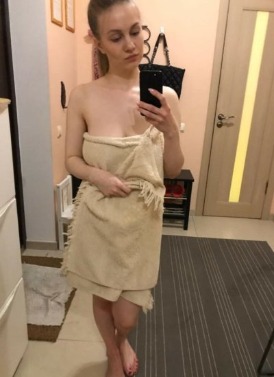 Молоденькая красавица фоткает свое шикарное тело после ванны