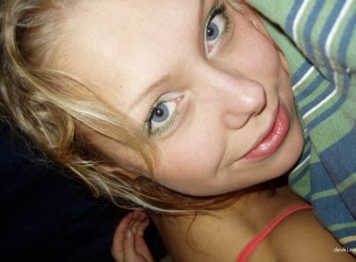 Снимает подругу перед весёлым времяпрепровождением