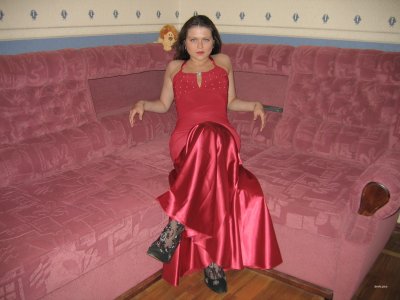 Великолепно позирует без нижнего белья