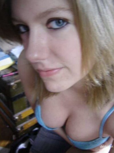 Голая блондинка, наслаждающаяся горячими моментами с белым сюрпризом