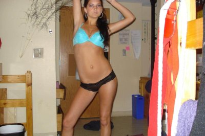 Сладкая шатенка устраивает интимные игры