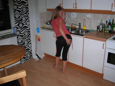 Жгучее видео с привлекательной красоткой в уютной обстановке