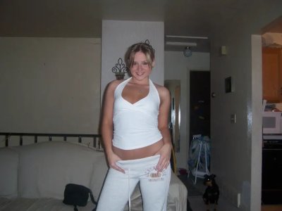 Девчонка с молоком на рожице от орального секса