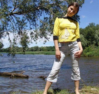 Развлекается голенькой на берегу речки