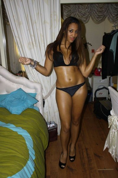 Сексуальная мулатка в приватном шоу без одежды для настоящих ценителей!