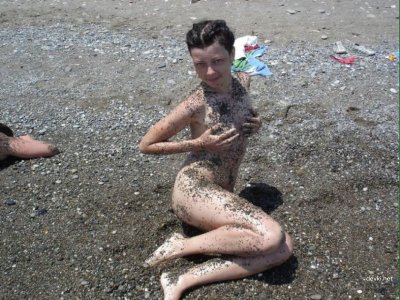 Тёлка в походе — сиськи на природе в селфи