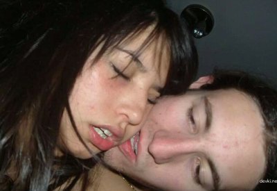 Обнаженная темноволосая красавица с кустистой пилоткой