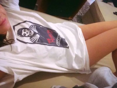 Обнаженная красотка с привлекательным бюстом и возбуждающей фигурой на частных снимках