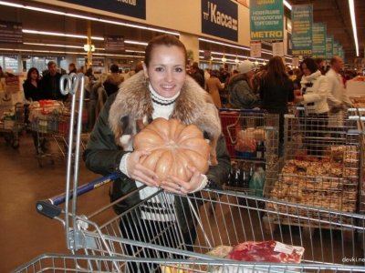 Странный человек разрешил себя покрутить на камеру