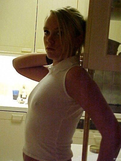 Привлекательная девушка без стеснения демонстрирует своё тело голышом