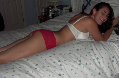 Горячая девушка раздевается перед камерой, чтобы показать свои прелести