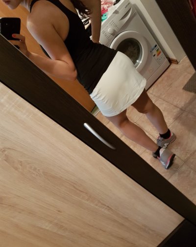 Шикарная красотка снимает себя перед стеклом, демонстрируя свои прелести