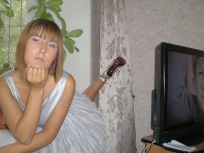 Очаровательная девушка тренирует свою ягодичную мускулатуру