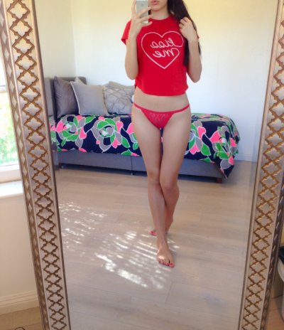 Девушка фотографировалась и удовлетворяла себя перед отражением