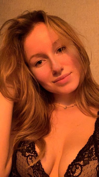 Откровенные снимки милой девушки с татуировкой на бедре