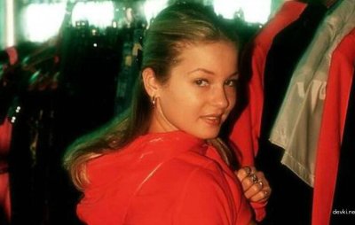 Обнаженная красавица в магазине: горячие моменты на витрине!